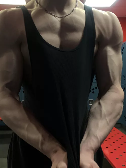 flexing these veiny things by bobbydeitz