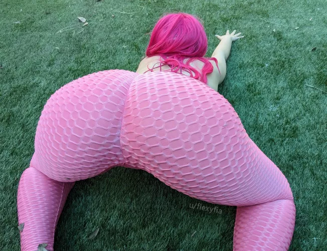 Getting warmed up in my new pants by FlexyFia