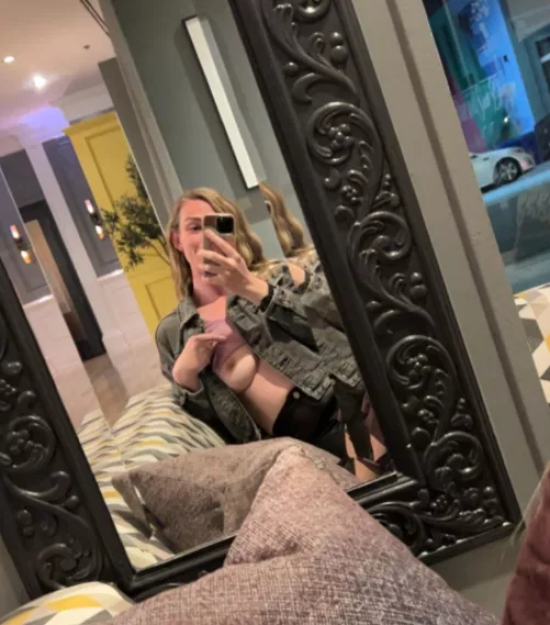 Hey 👋🏻 by HappyHailey0104