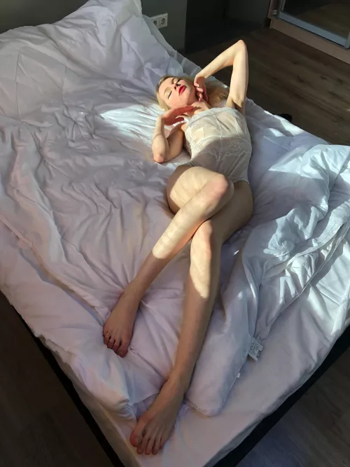 I like to relax on the bed :) by privilycurl31