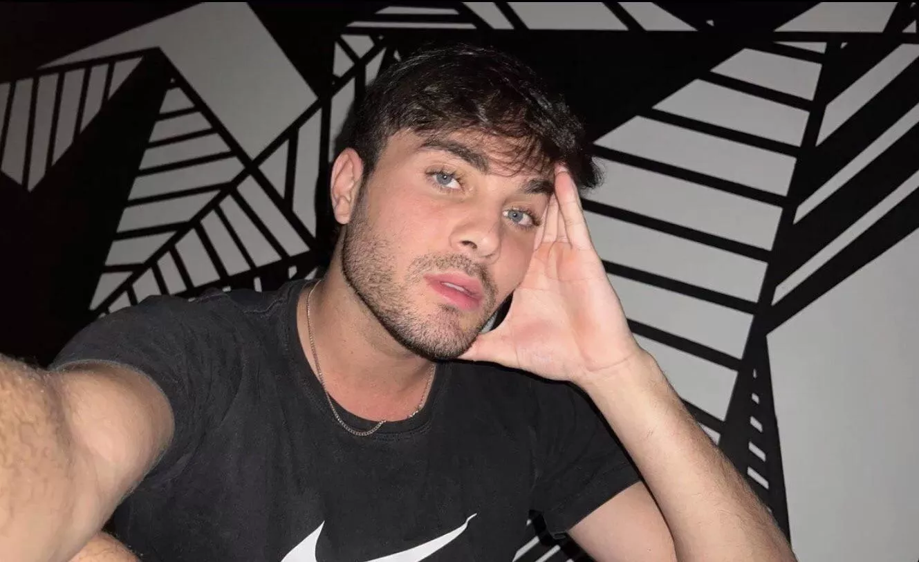 ‘I look quite pretty’ - Love Actually posted by GoudemijnT