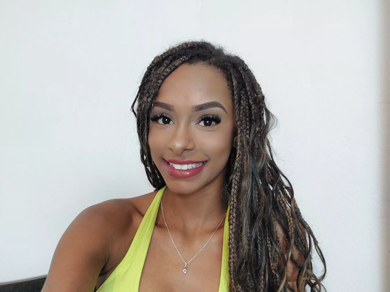 I'm the kind of woman who can make you feel like you're in a wonderland. posted by eududarosa