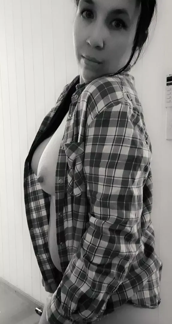 It's finally cool enough to bring back Flannel Friday 😉 posted by Aussiemilf2046