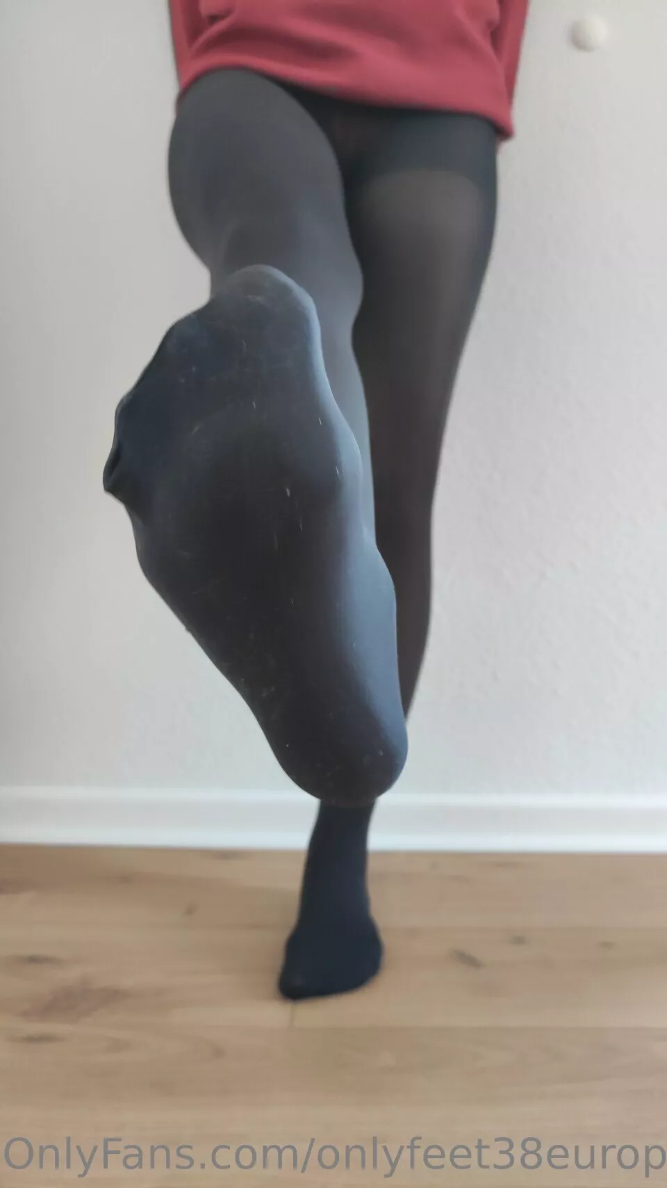 New in the community 🌸 How do you like my tights? 😈 [OC] posted by onlyfeet38
