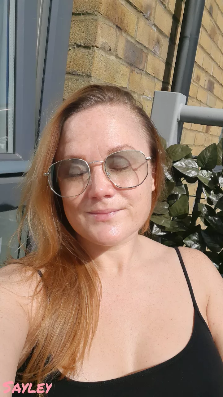 Quick there's sunshine in the UK 👩‍🦰🇬🇧🥰 posted by Sayleywayley