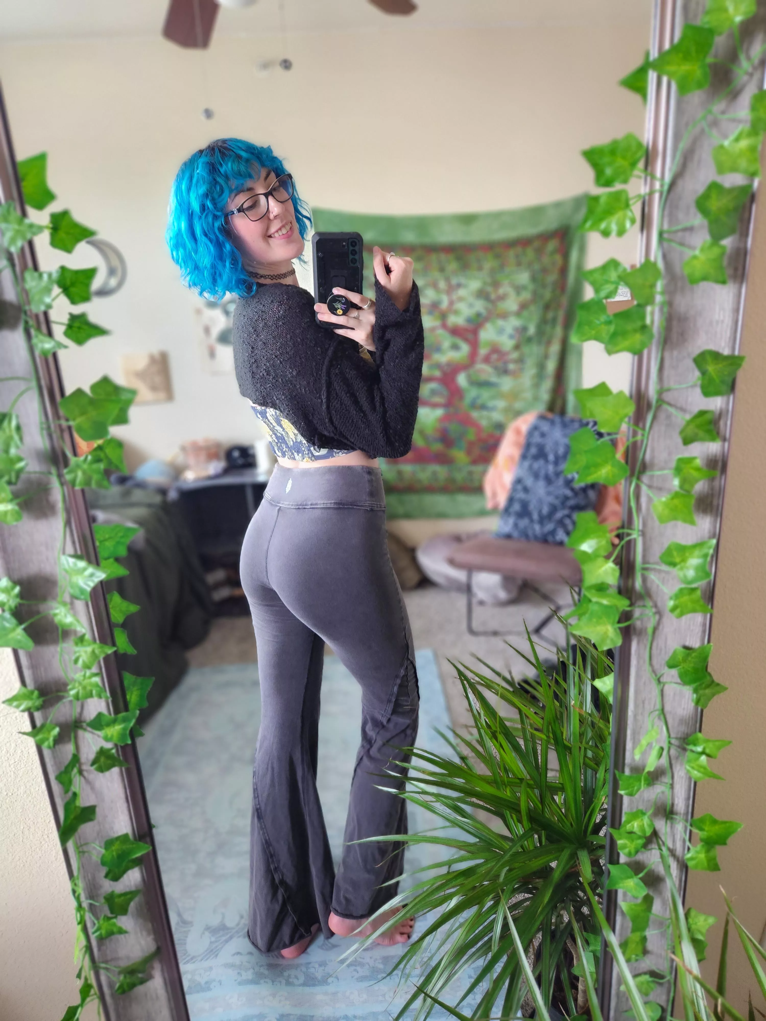 Really love how these pants hug me [f] posted by ocea_wave_