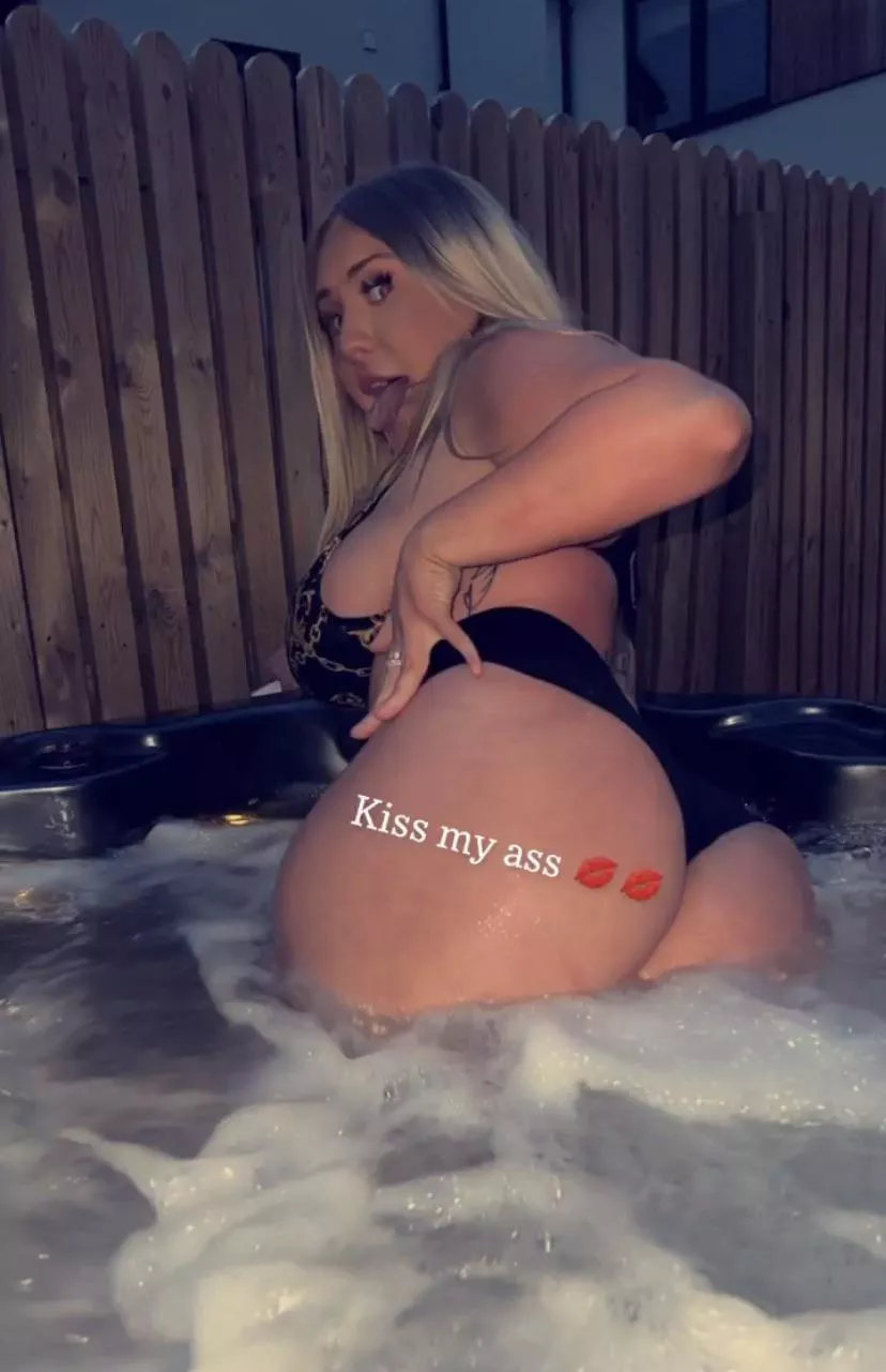 Since you liked Mollys tits so much have her ass posted by Comic_Blade