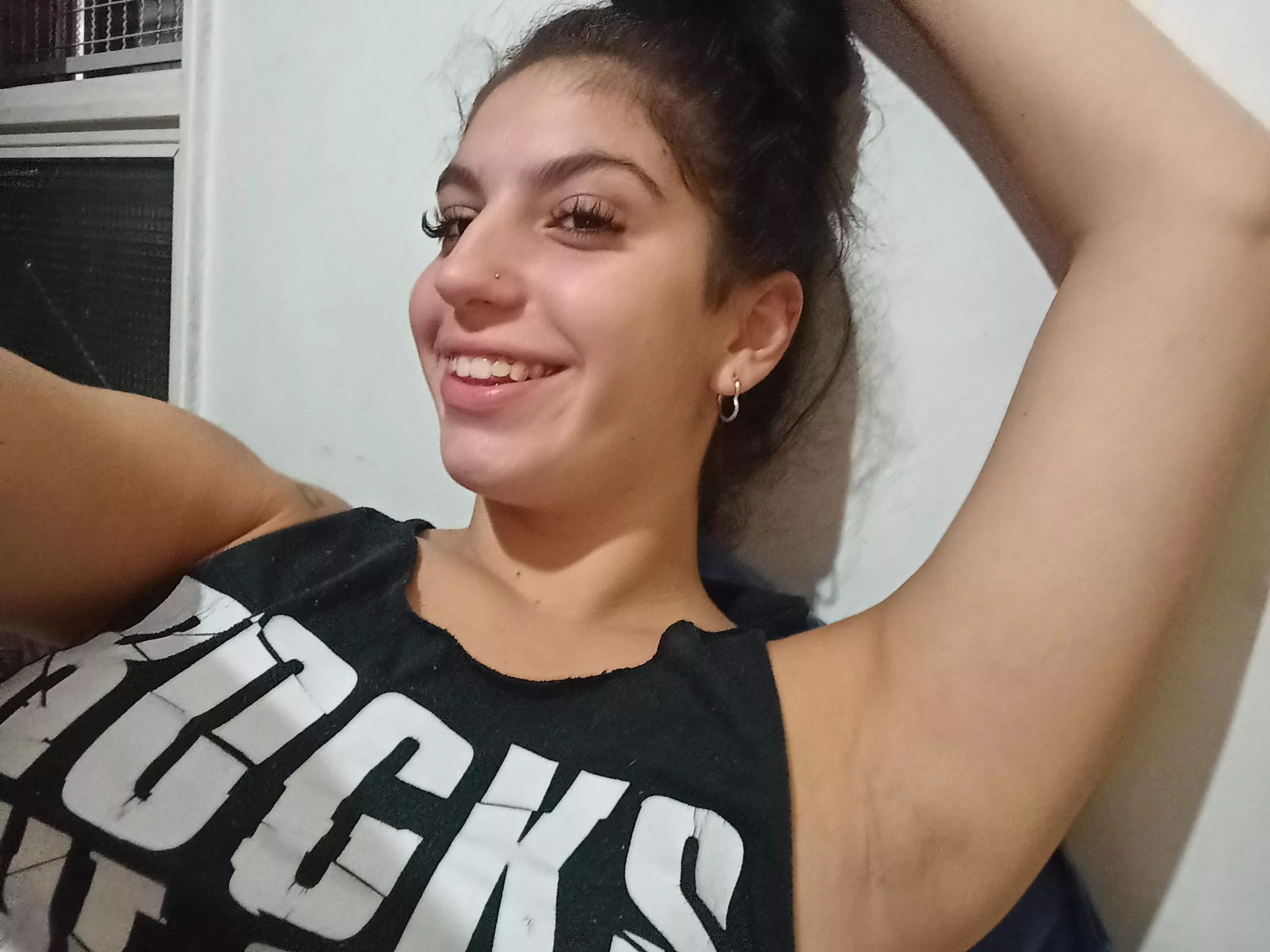 What do you think of my face with my smooth armpits?🥰🥰 posted by Miya_arg