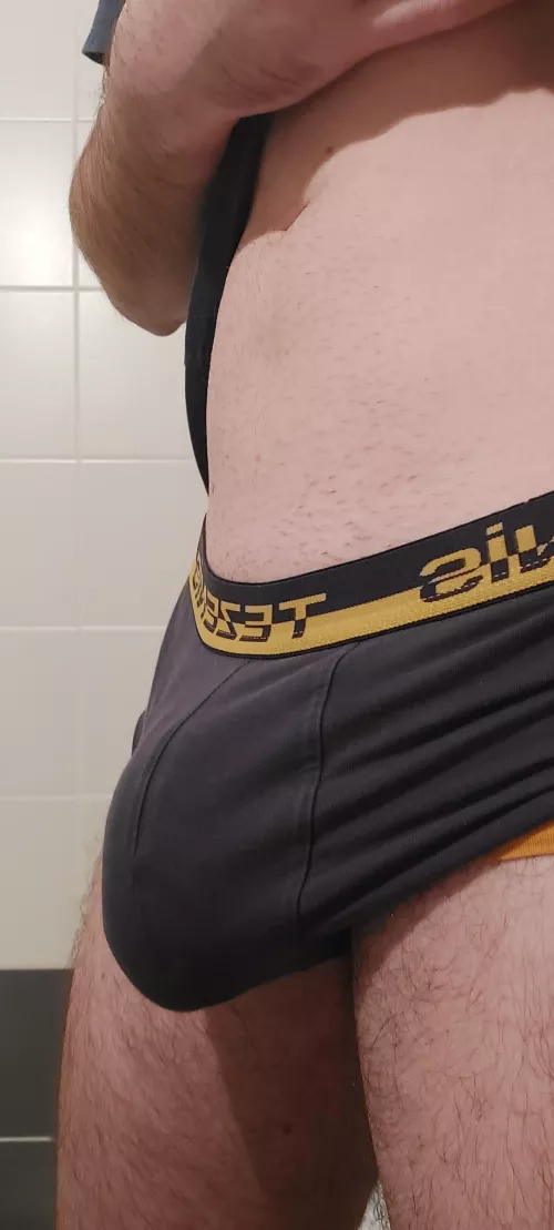 What would you do if you see a bulge like this?😈 by killua9304