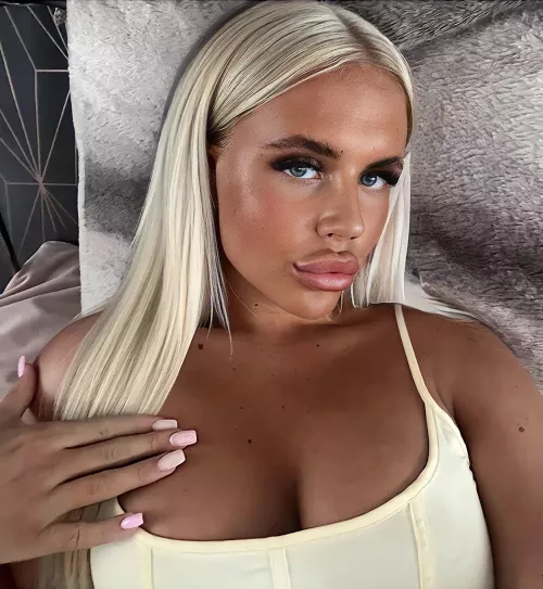 Blonde bimbo by Trapped2Life