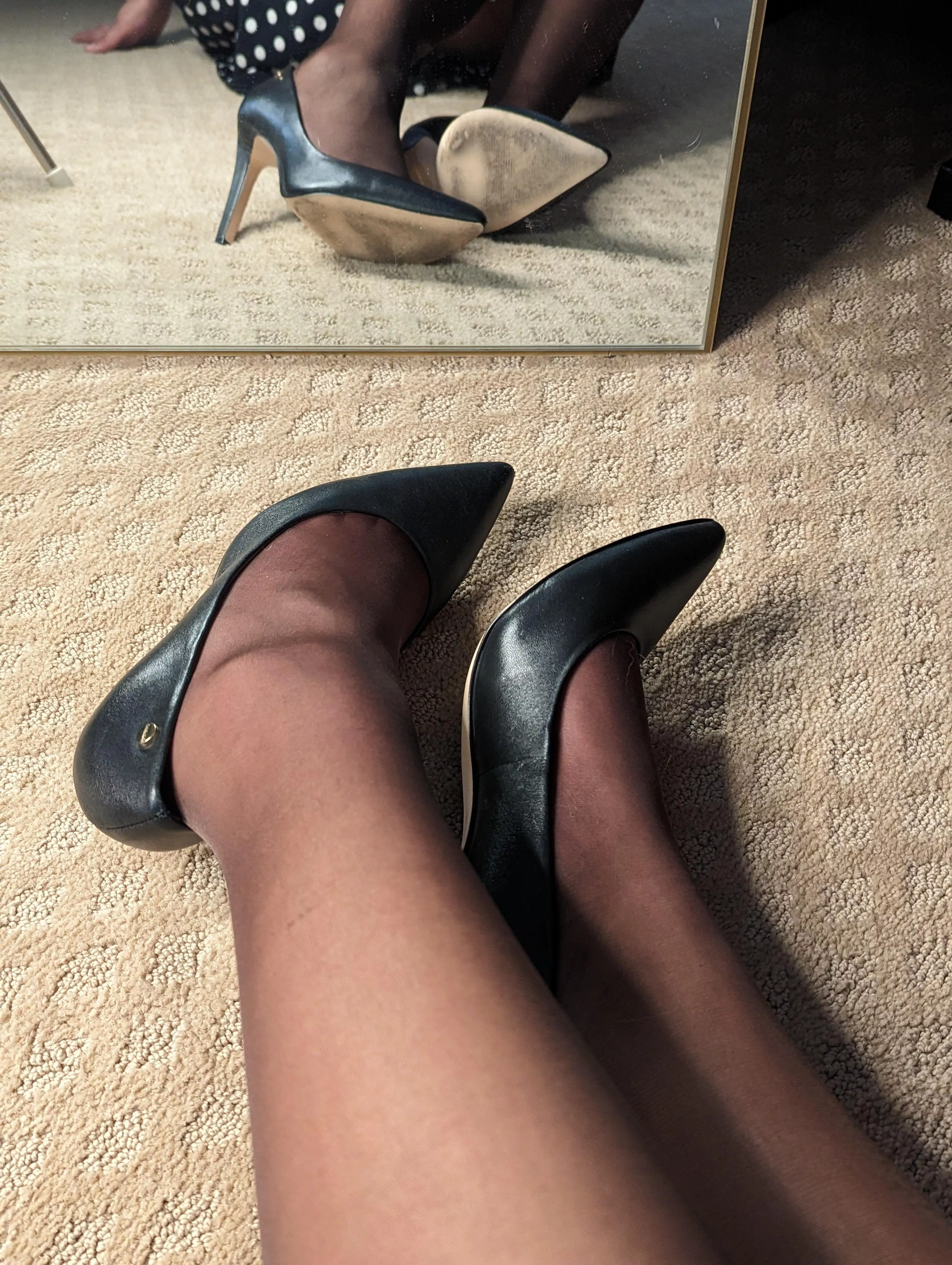 Brown Nylons w/ black pumps posted by Uvory_