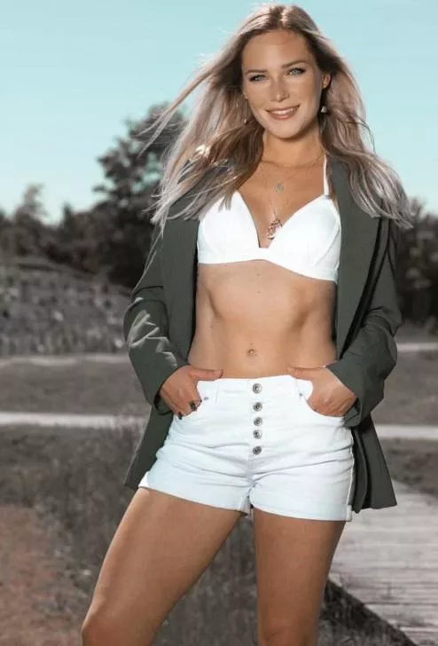 Cute White Top posted by ThisActuator3213