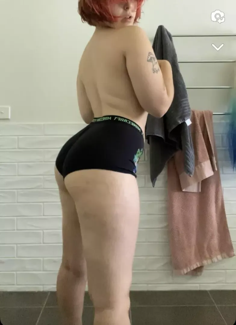 does anyone like gaming & thicc femboys? 🥰 posted by ksm2209