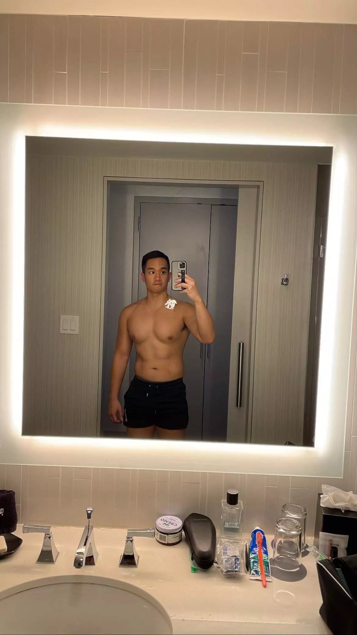 Hotel mirrors have the best lighting posted by Ba0zer