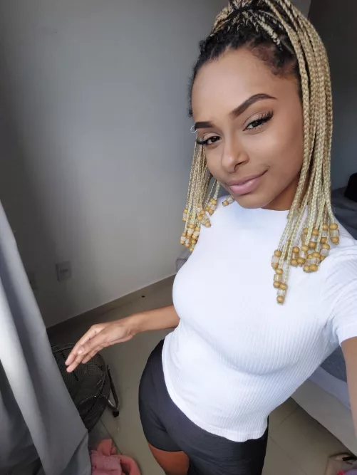 I'm the kind of woman who can make you forget all your worries and immerse yourself in the moment. by eududarosa