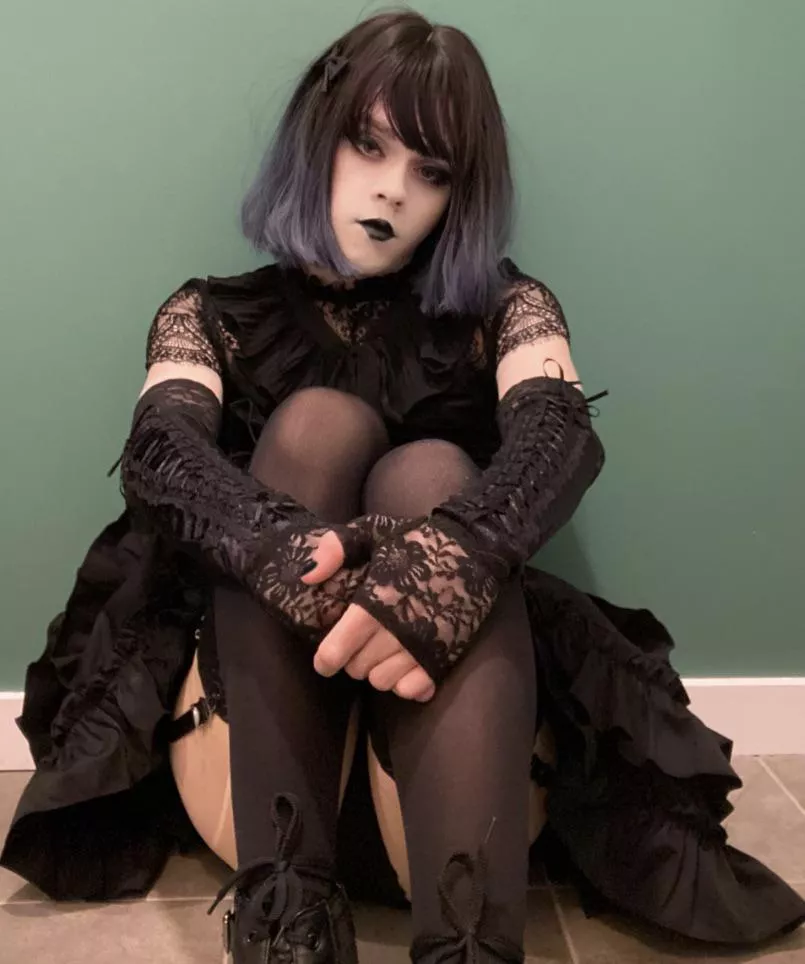 Just a goth boy, bored and by him self🖤 posted by Dry-Apple2493