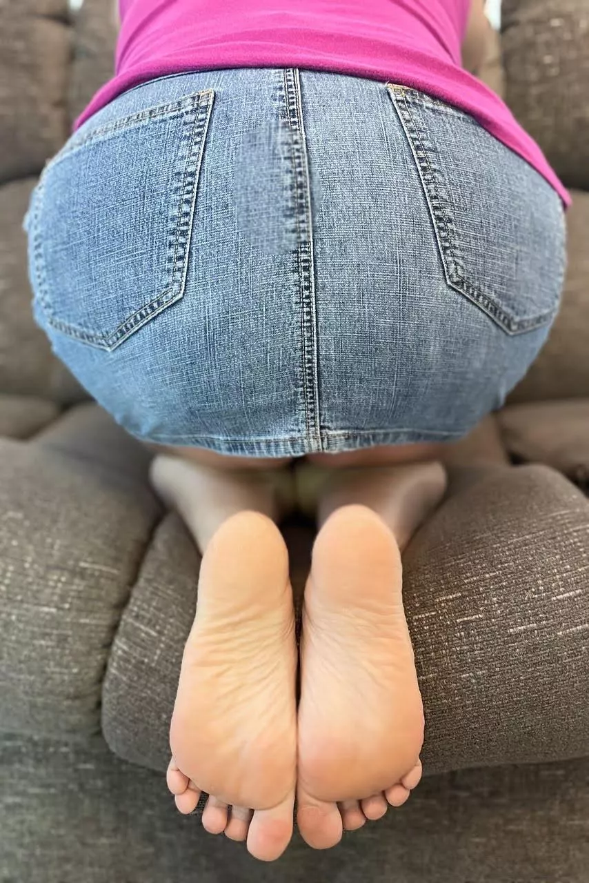 Nothing on my feet and nothing on underneath😽😈💋 posted by Trixiestoez