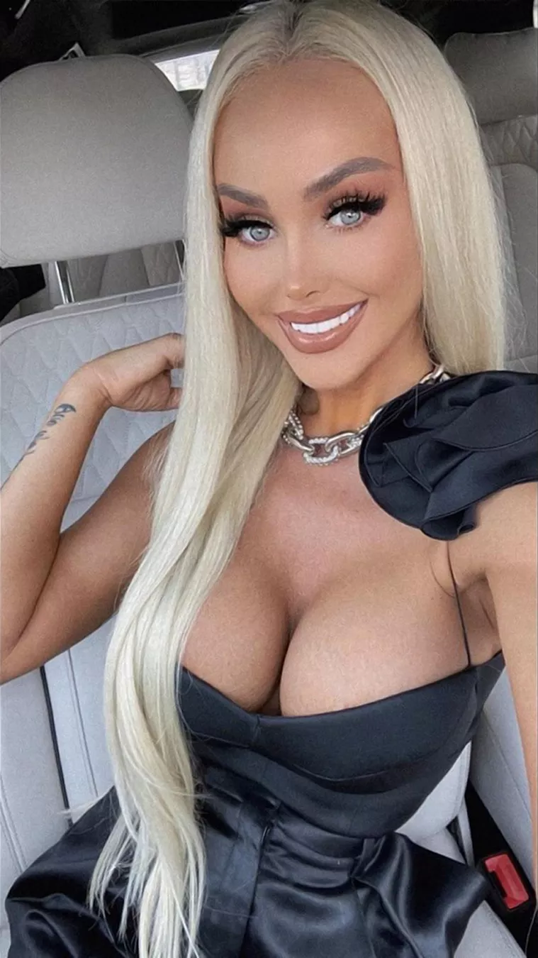 Perfect barbie doll 🤤 posted by vedaace