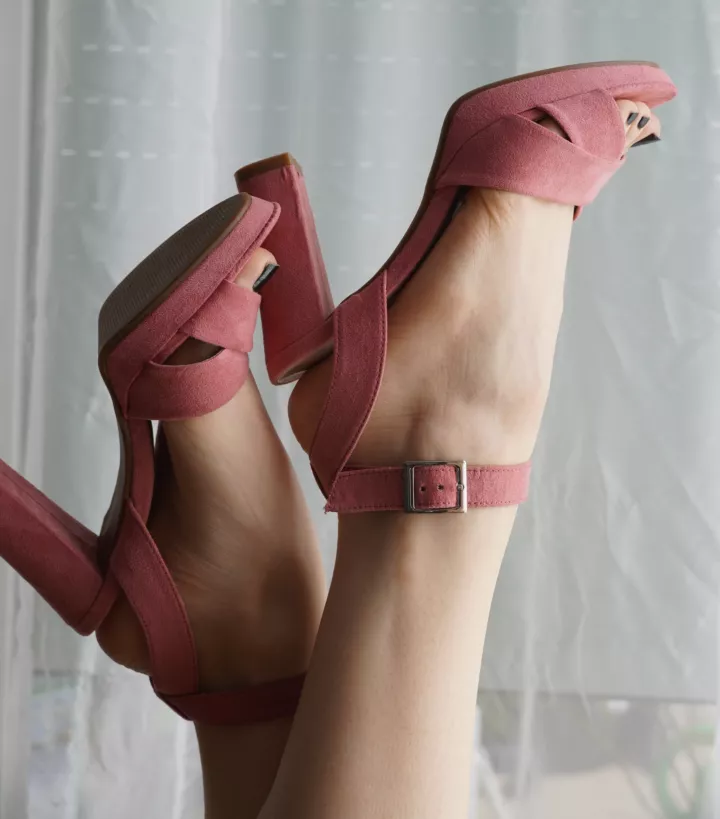 Those heels look so soft you just have to touch them 😉 posted by SylvieSunflower