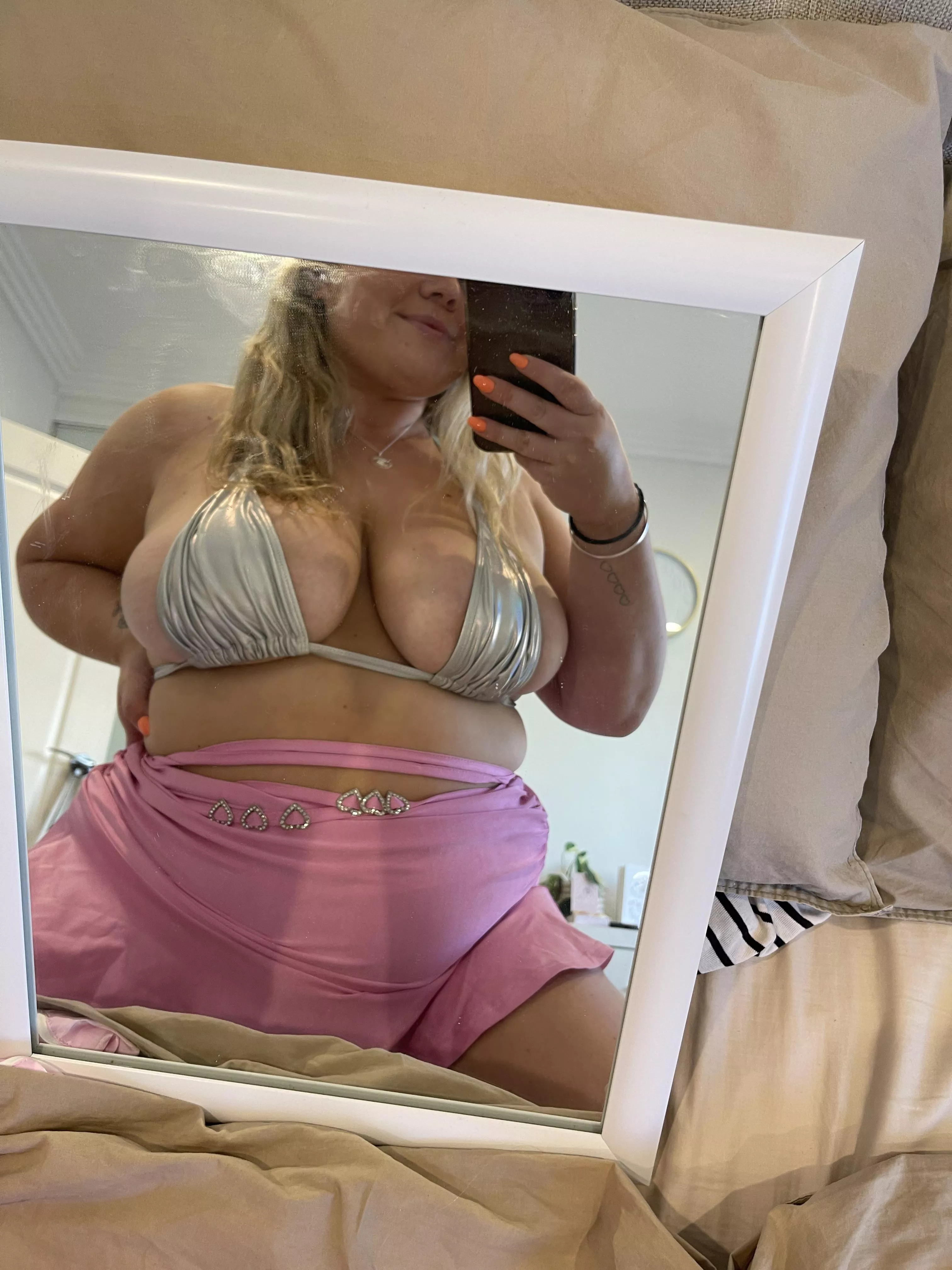 Titties always trying to come out & play 🙈 posted by lilmissbustyy