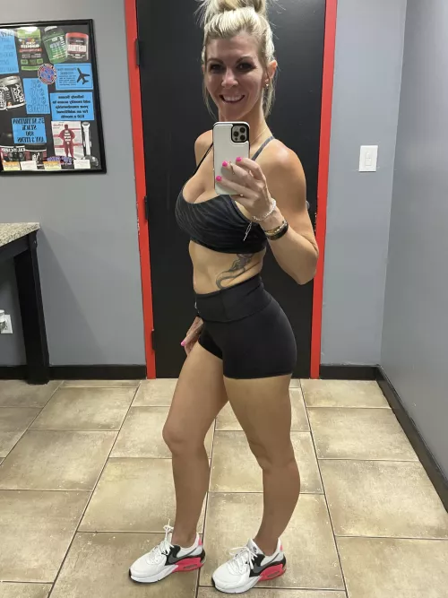 I can’t imagine why everyone at the gym kept looking at me! Maybe it’s my smile! by fitnesswife1983