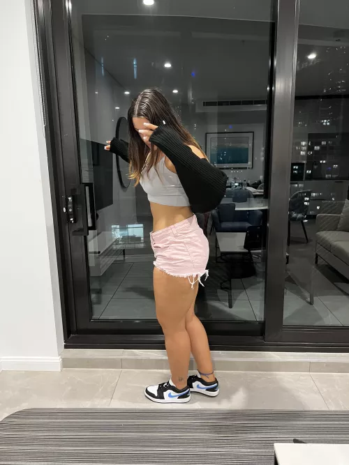 I don’t think my crop top is short enough by Em_fantasyy