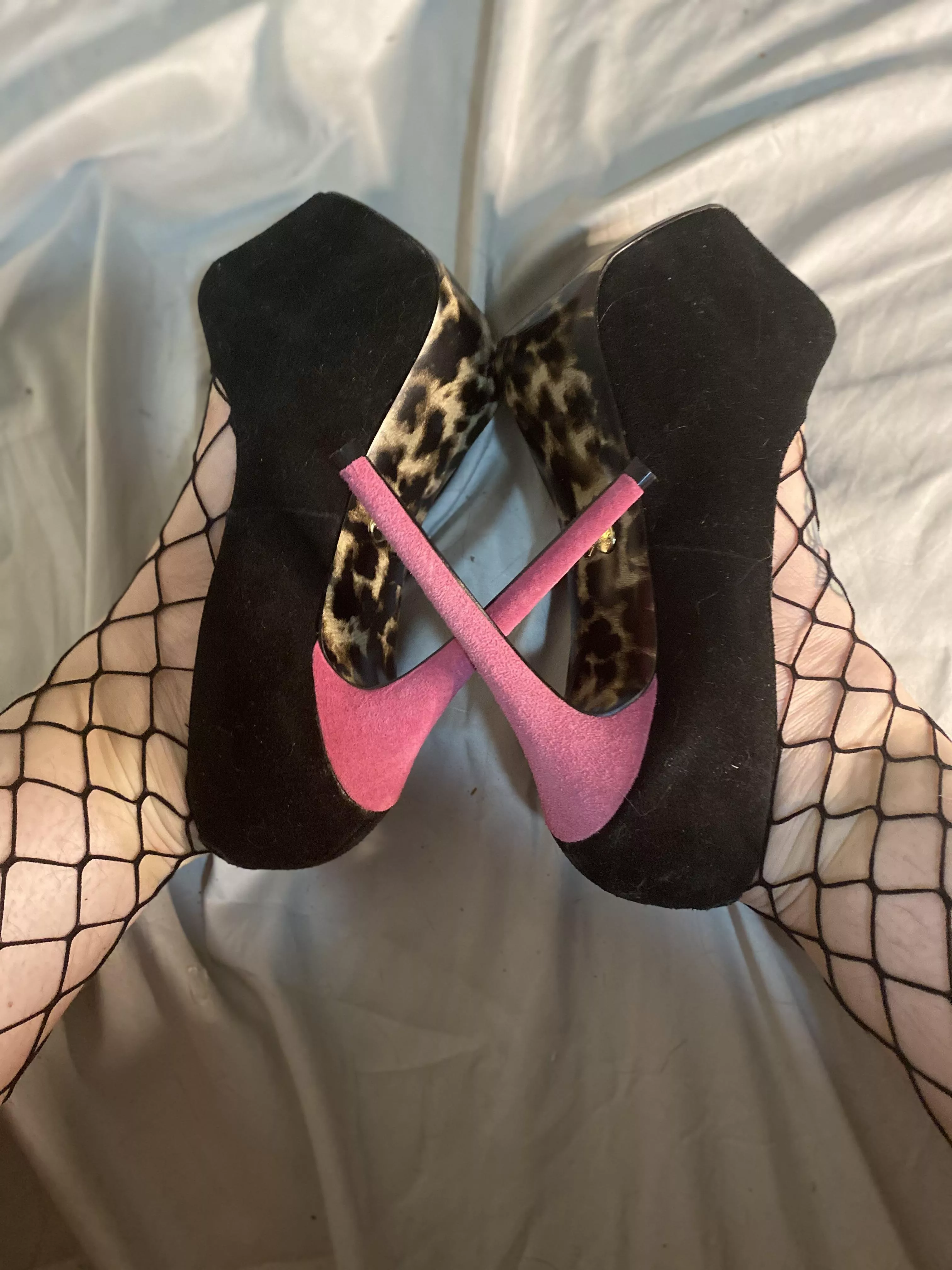 Pink and black makes me feel some sort of way 💕🖤 posted by _HoneyCatt