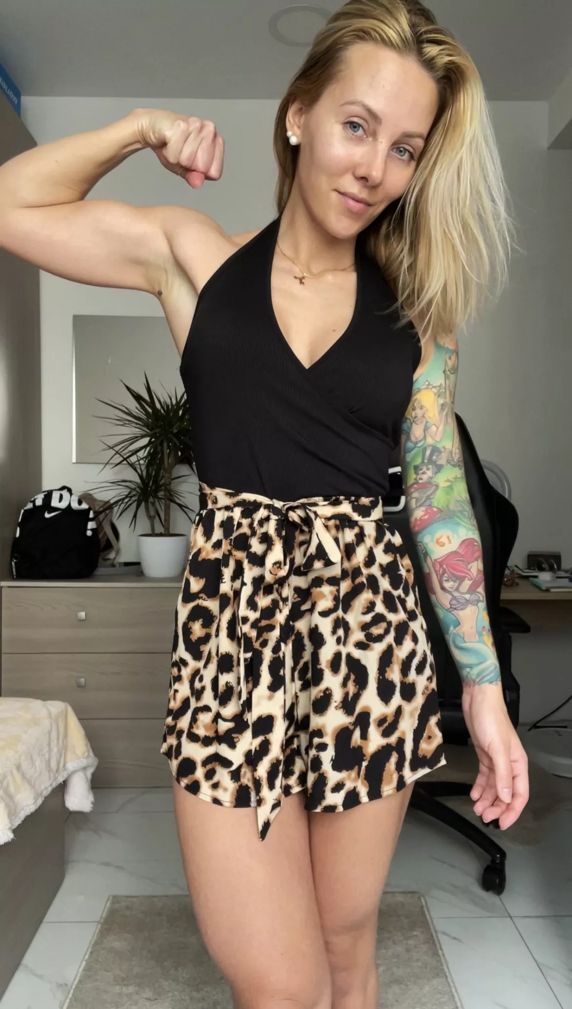 Showing off with the baby biceps 😋 posted by sagittarinaofficial