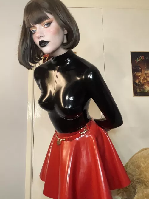 The light reflects off my latex body perfectly 🖤 by Snowcrazyfrenzy