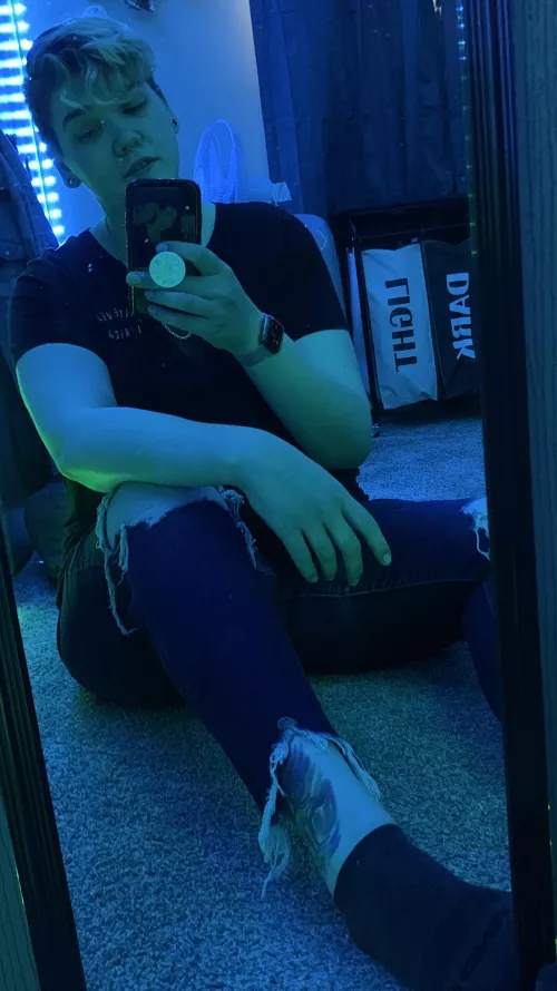 This lighting always makes me feel hot 🥵🤍 by StephAf_01