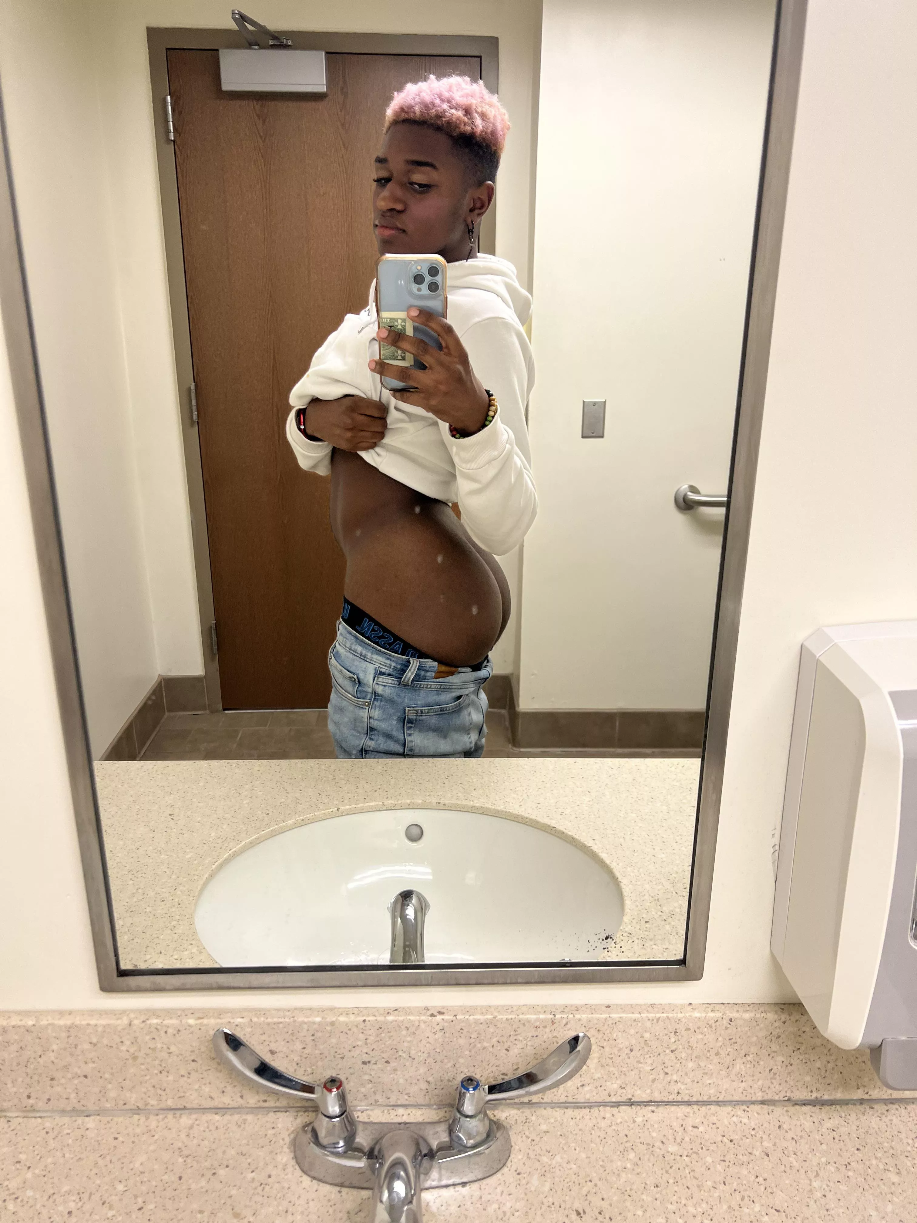 Who wants to mess up my makeup and my ass🤤 posted by Cooljonas01