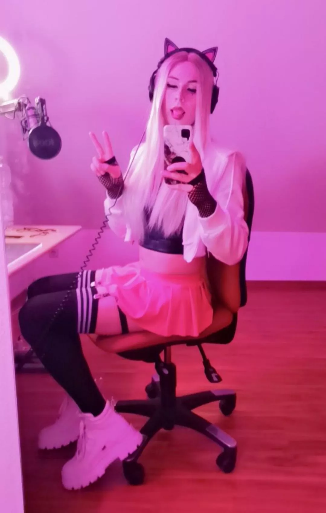 your average gamergirl 😝🥰 posted by Celene_gf