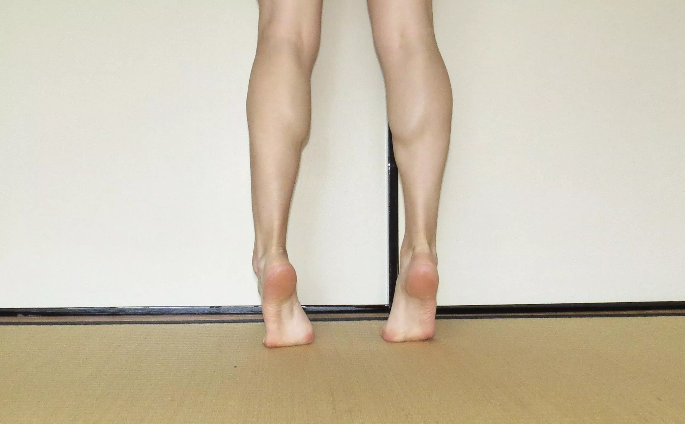 a peek at my clean soles as i do standing calf raises posted by marlokokoro