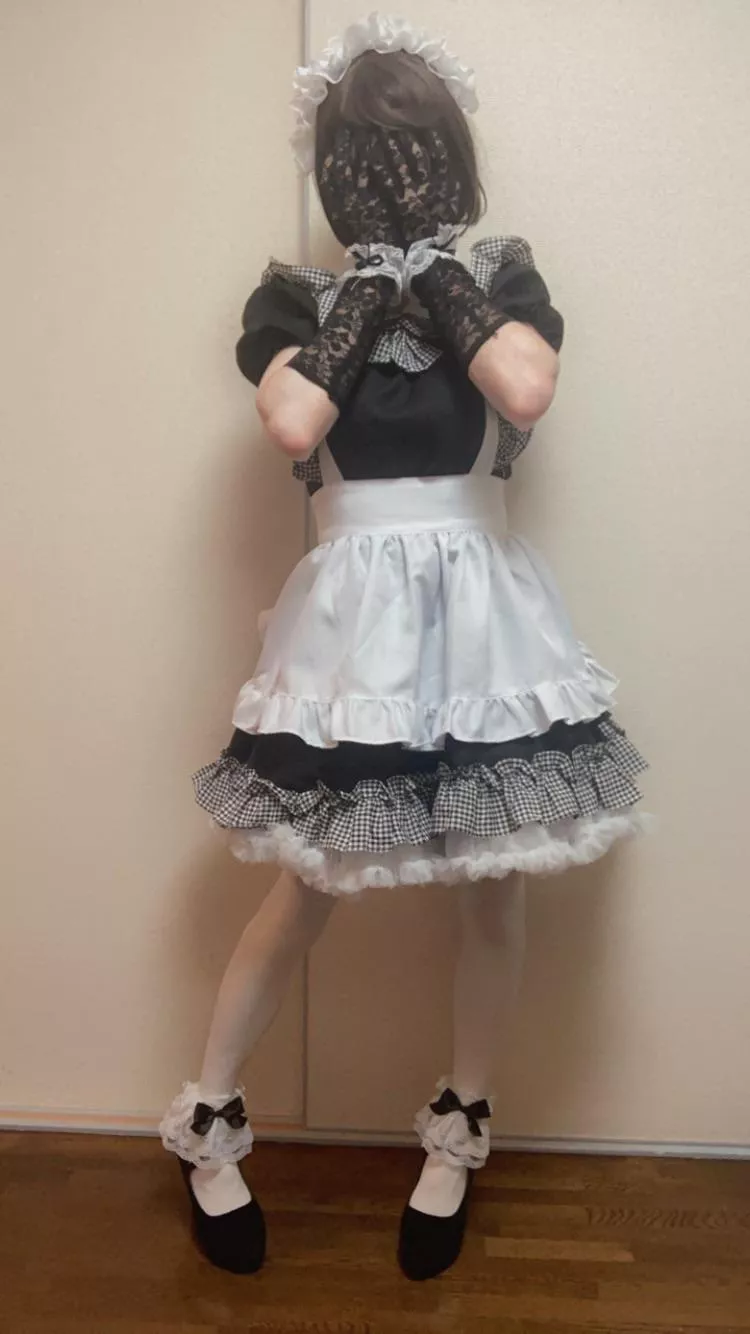 Awwww, the maid’s a bit shy 😳 posted by elise_emerson