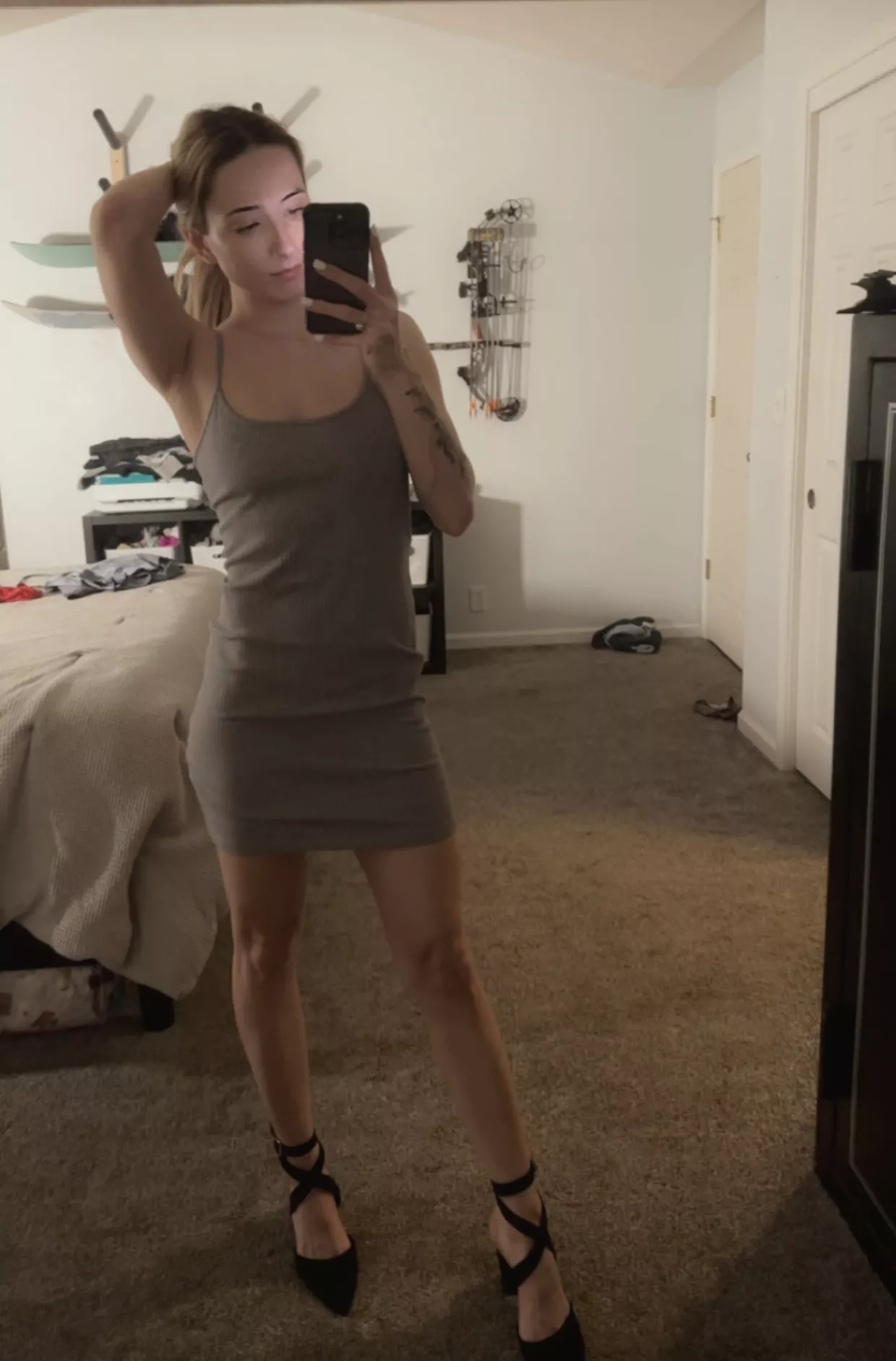 Braless & heels 😌 posted by Avesfree