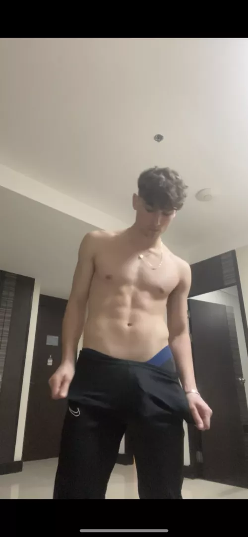 Bulgy dick in pants 🍆🍆 by leo-brooks