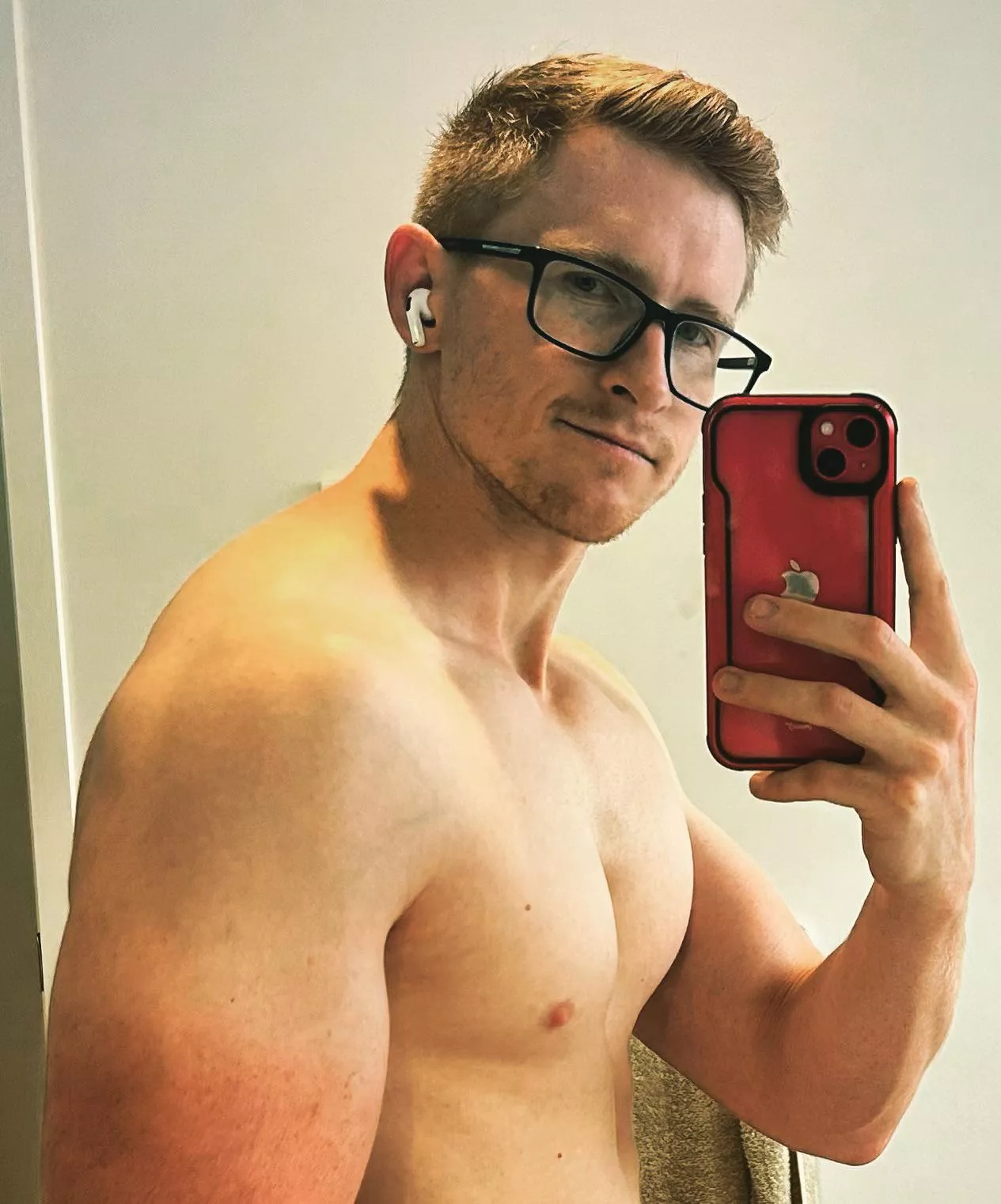 Chest is popping despite training back and shoulders 💪 posted by pahlke99