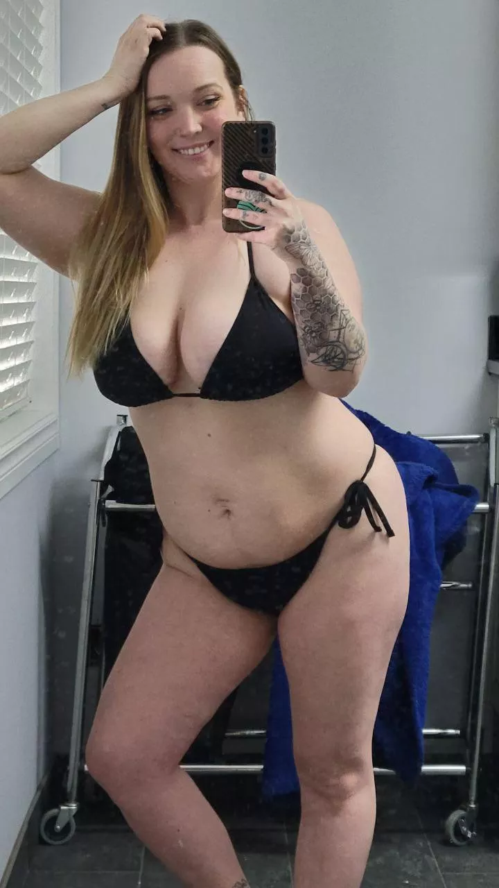 💦 curves in all the right places 🍑 posted by CurvyCutieBC