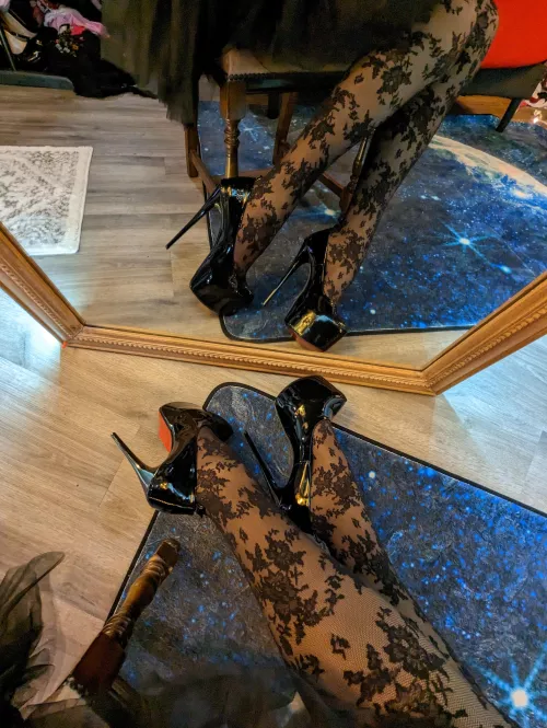 Do you like these patterned tights? by Druslan