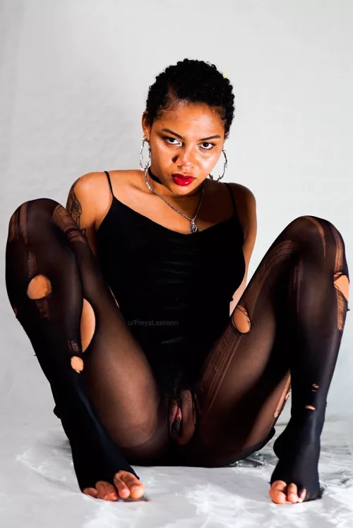 Everyone likes black by FreyaLasirenn