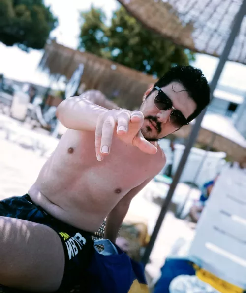 Hello beachers! by euyalnizkovboy