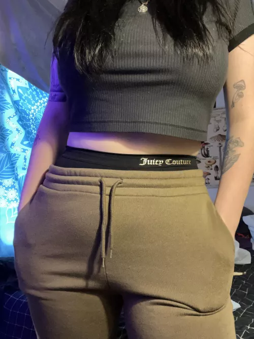 I love to be comfy [21F] by xMiss_ghosti