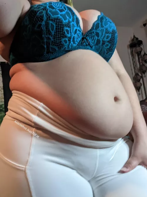 Jiggles and dinner in bed pleaseeee 😗😗😗😗😗 by AGirlWhoLyks2Eat