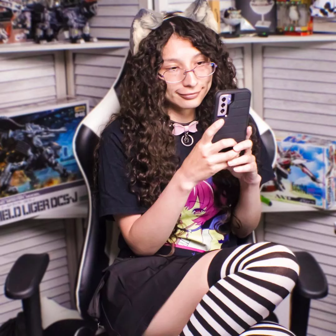 Just a hang out in bed and surf the socials type of day posted by ItWhiskar