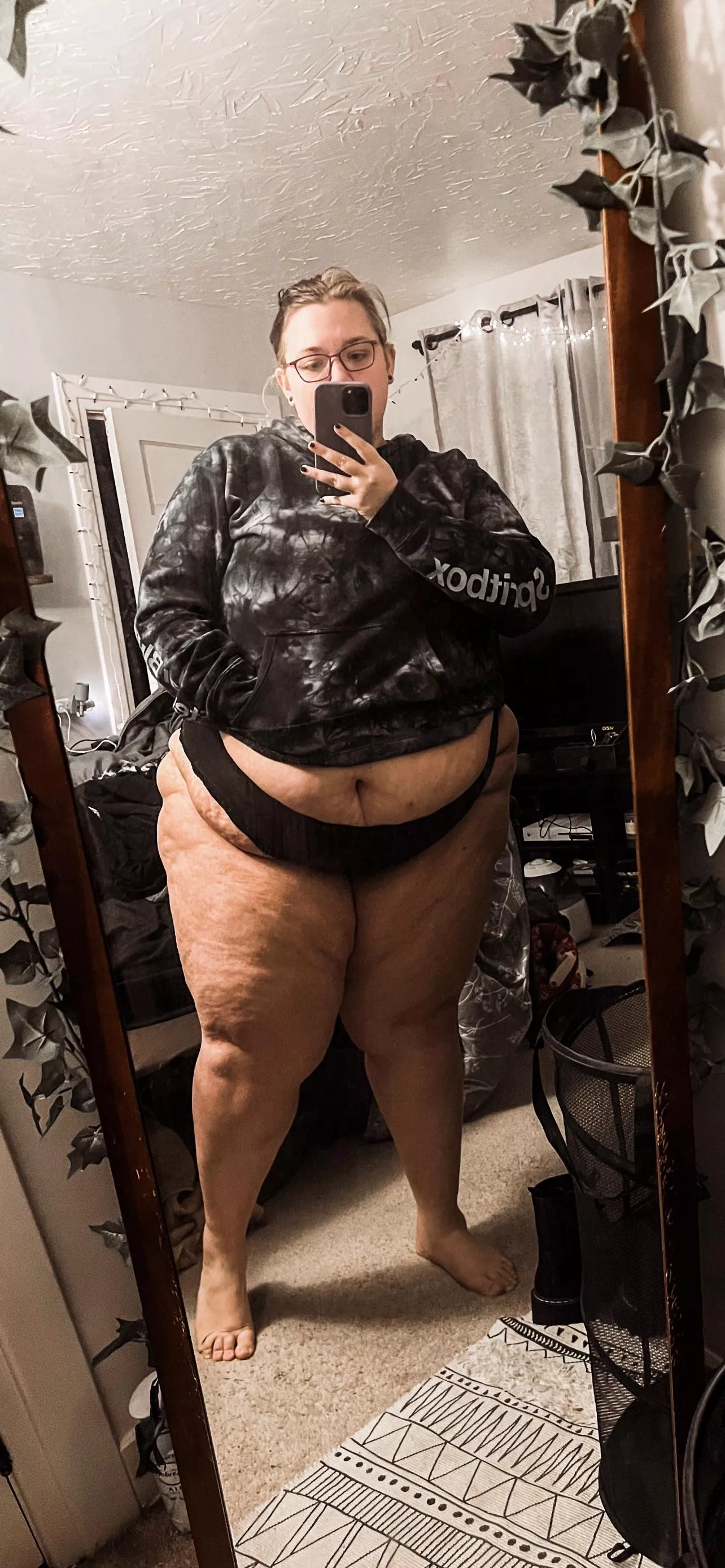 Just wanted to say hi and that my curves and I are still alive 😘 posted by absolut-peach