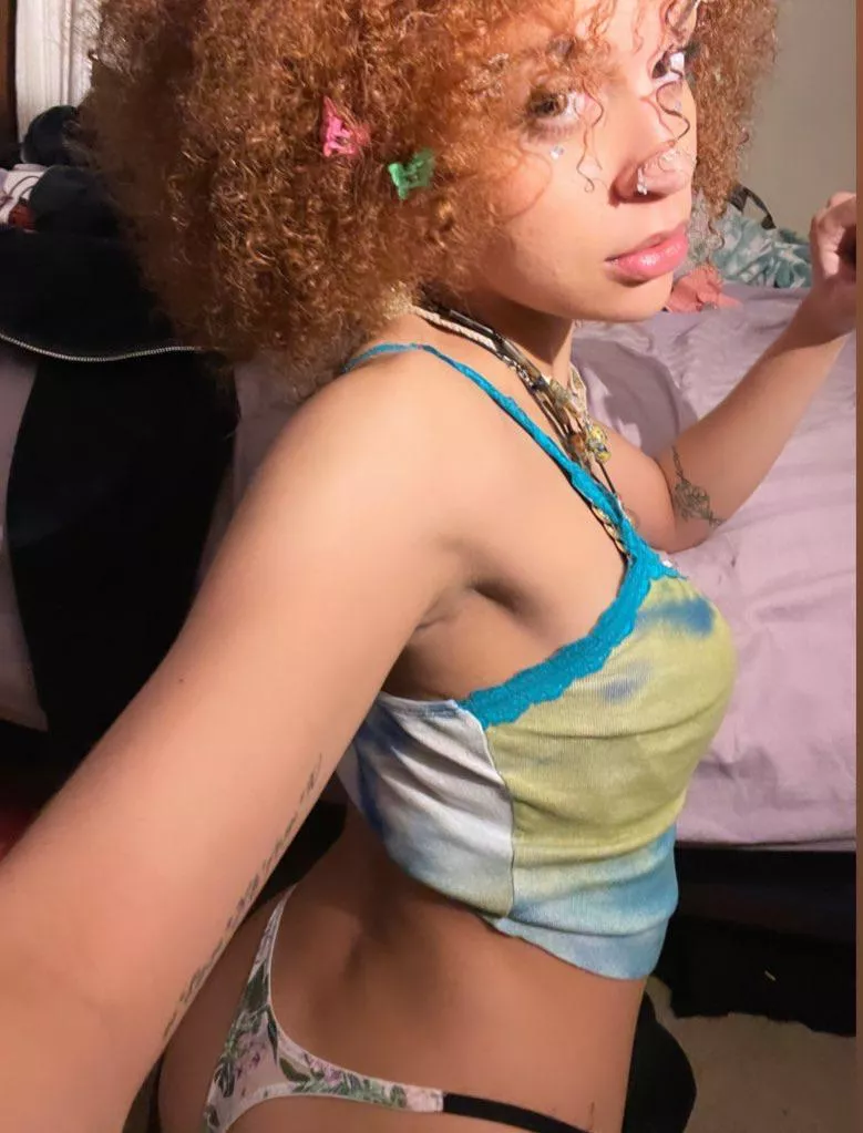Play w my curls 🥺 posted by Comfortable-Act9326