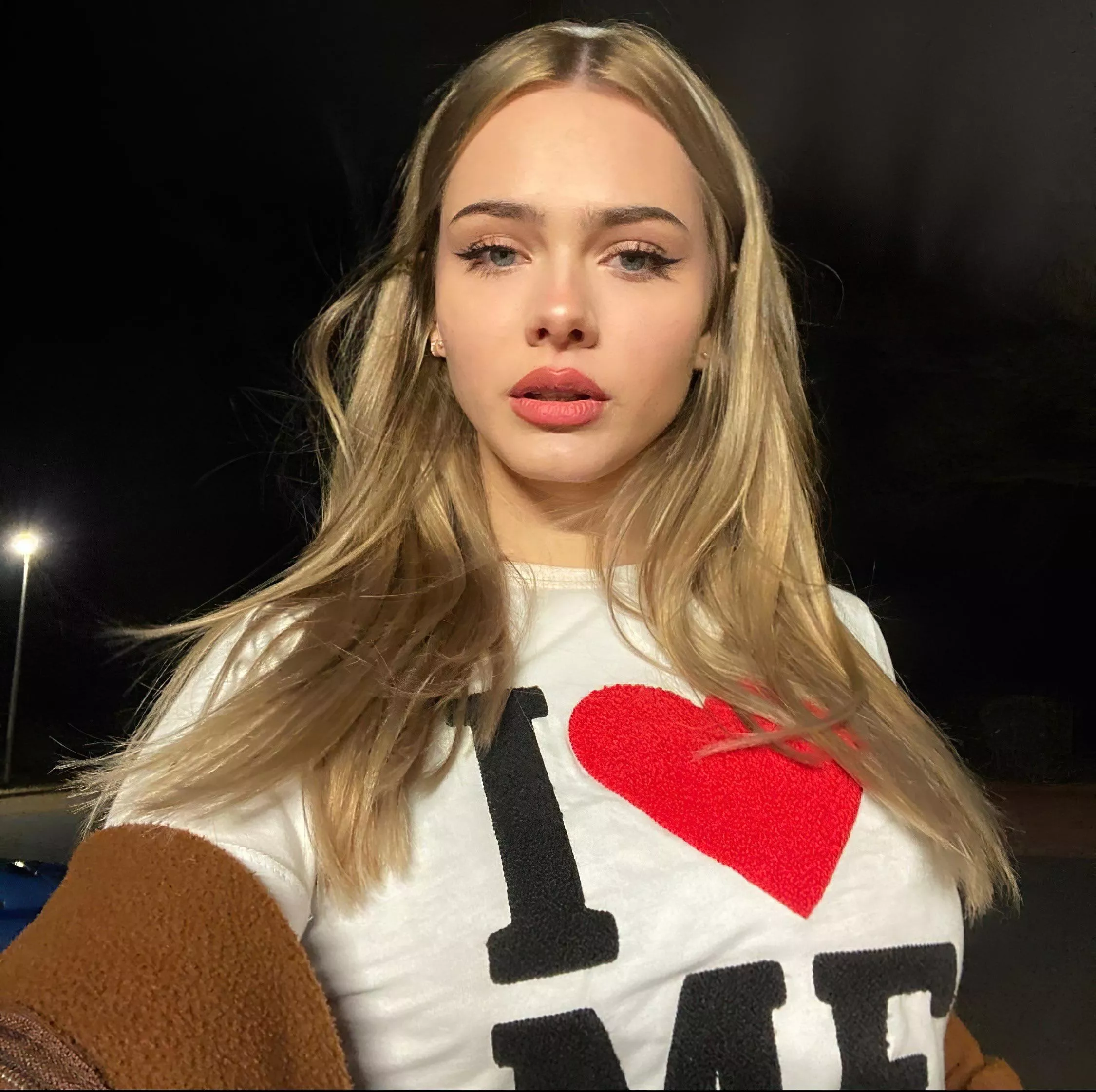 Sara Crumbleleg posted by cashmere1977-2