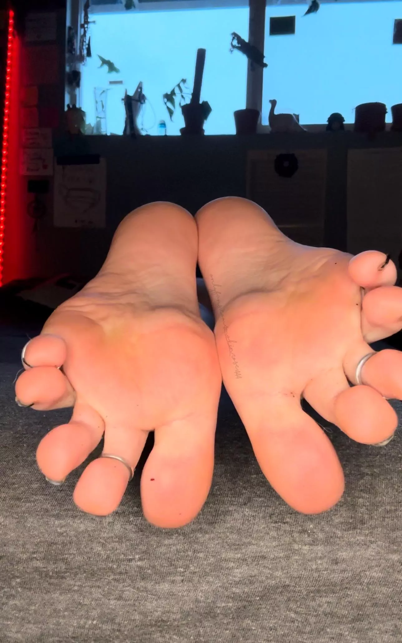 spread and ready to take whatever you’ve got 😈 posted by smokinrose444