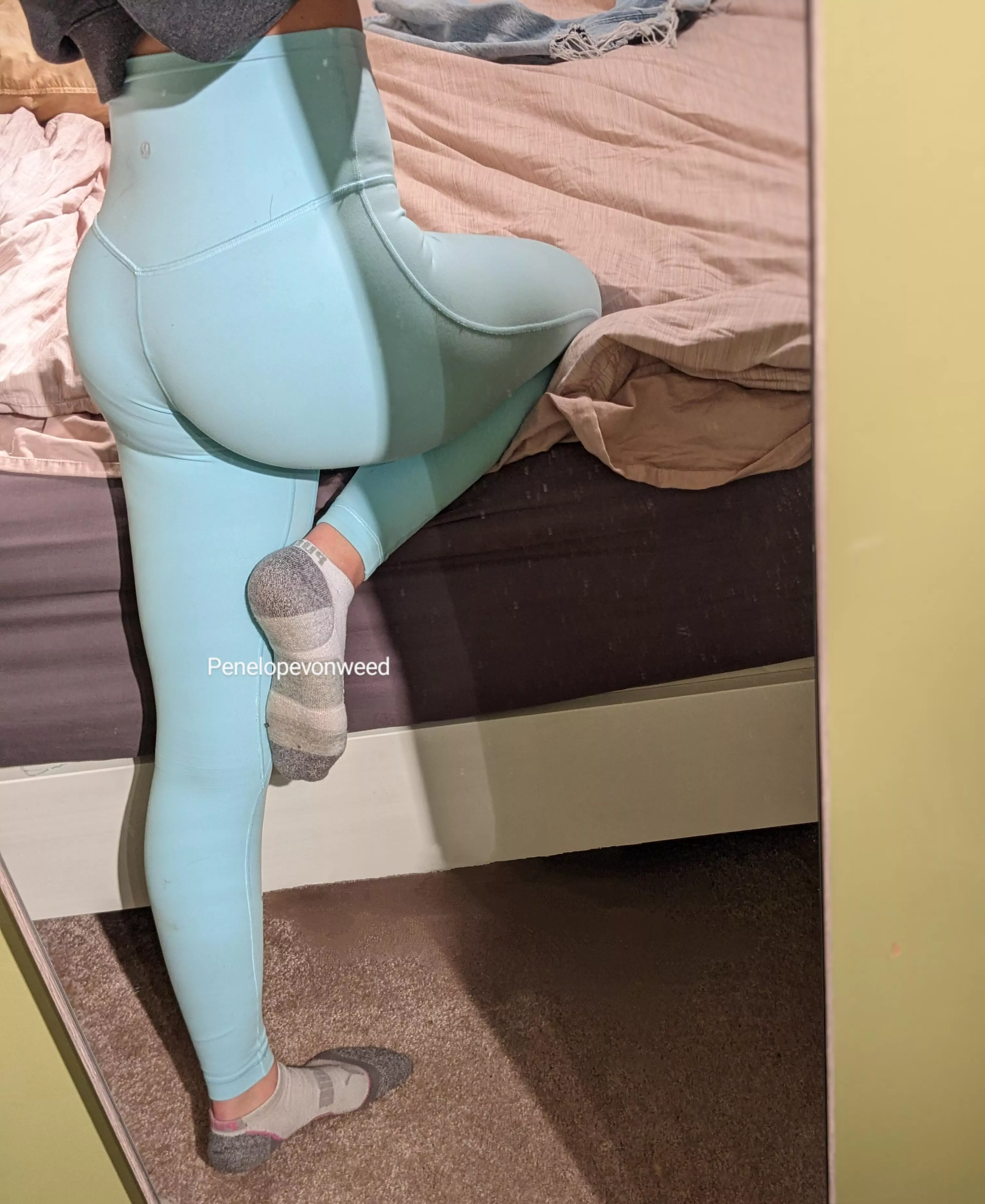 Such a perfect peach 😍🍑 would you like to nibble? 🫦 posted by Penelopevonweed