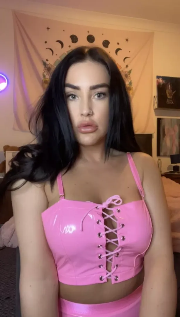 A shiny slut posted by Pandorasbox1991